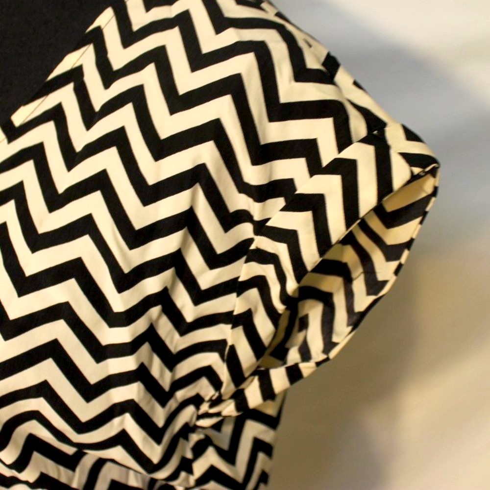 Candies Black & Ivory Chevron T-Shirt Dress Woman Size Medium Short Sleeve Open - Picture 4 of 10